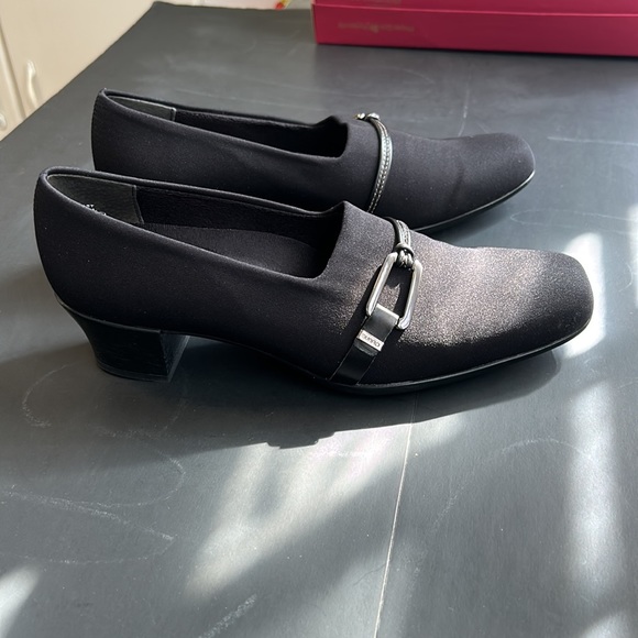 MUNRO  CINDI  BLACK  STRETCH FABRIC SHOE SIZE. 7M - Picture 3 of 15